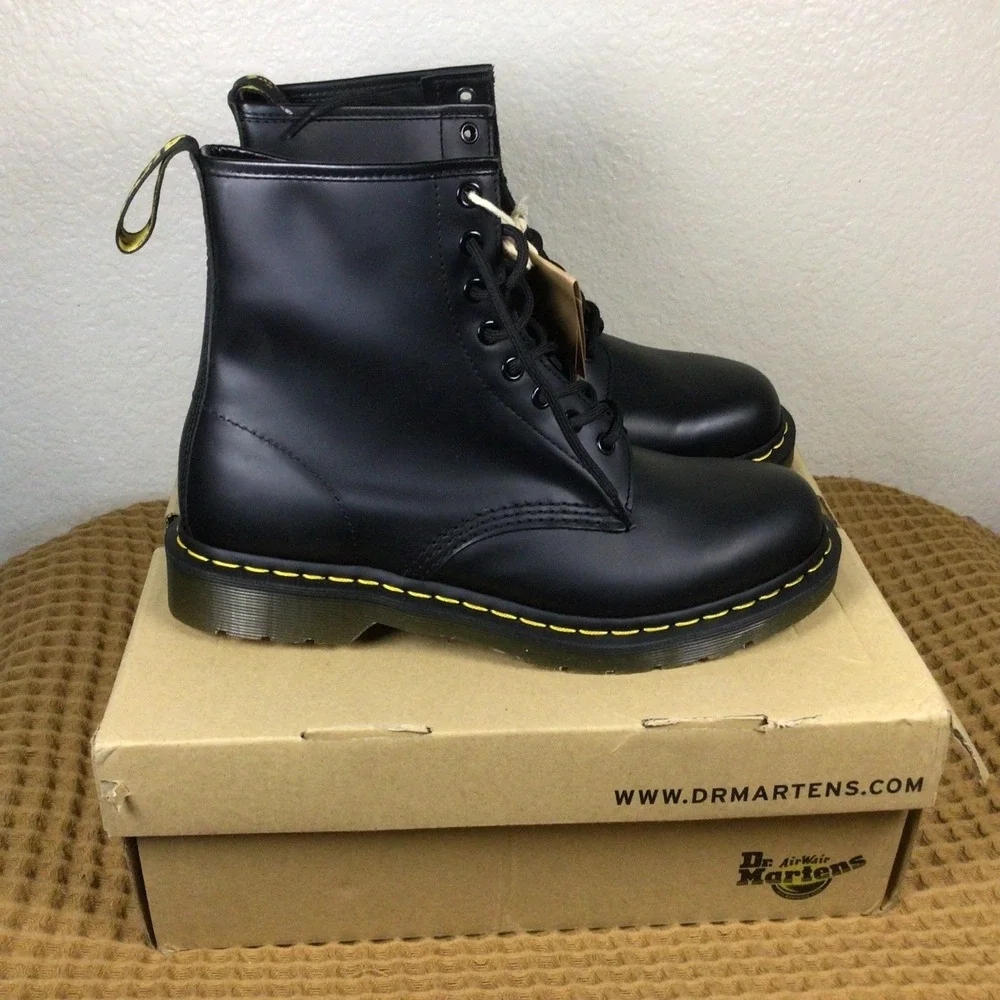 Doc Martens 11822 Sz 9 The ORIGINAL Black Leather AirWair Lace Up Combat Boots